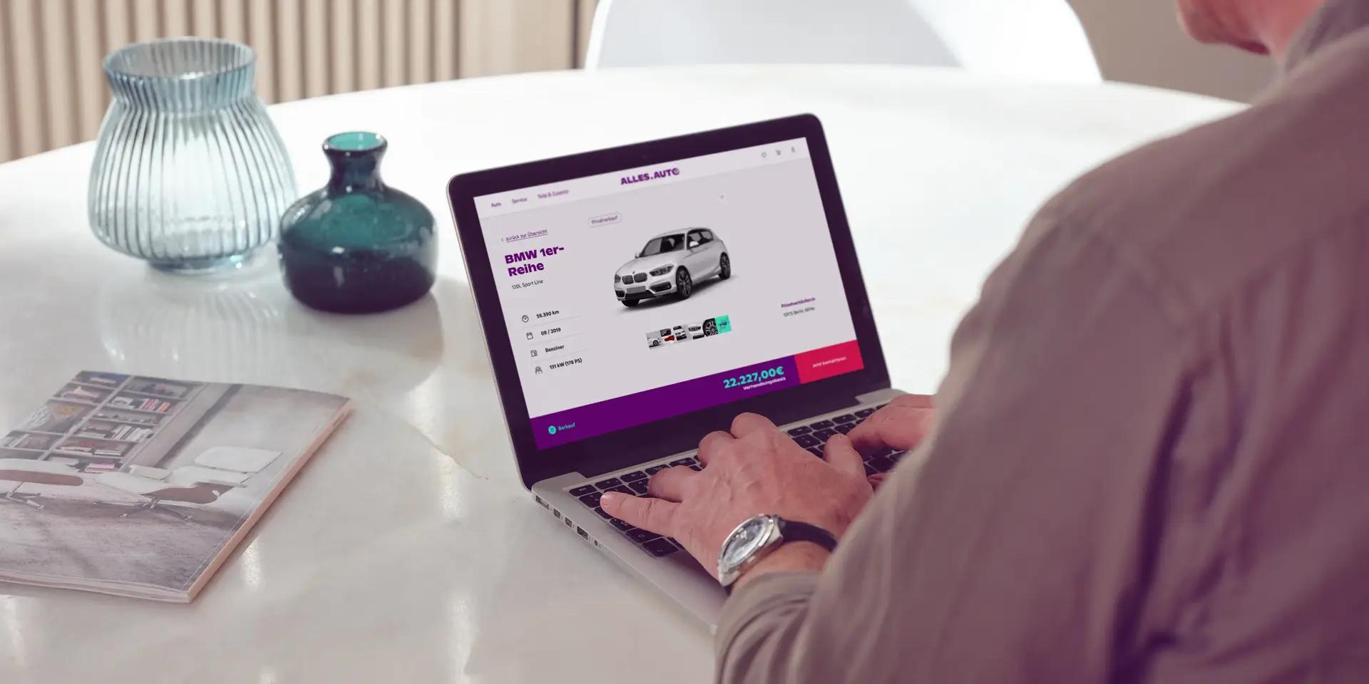 Mann kauft am PC online ein Auto 