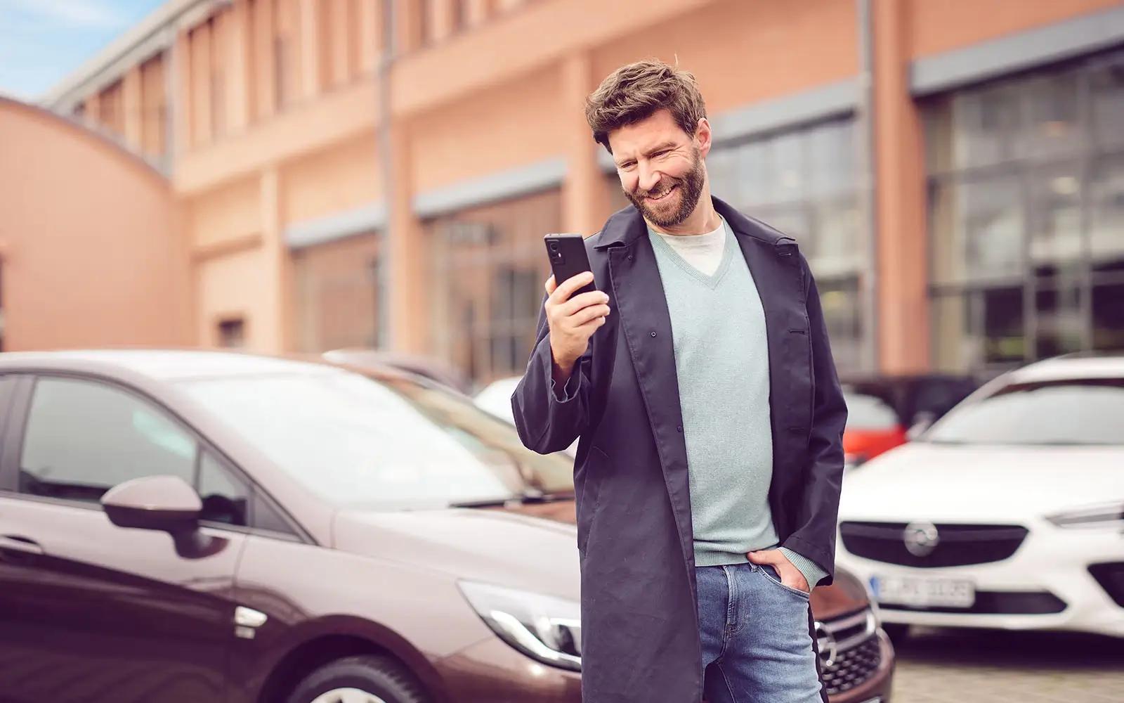 mann-verkauft-erfolgreich-sein-auto