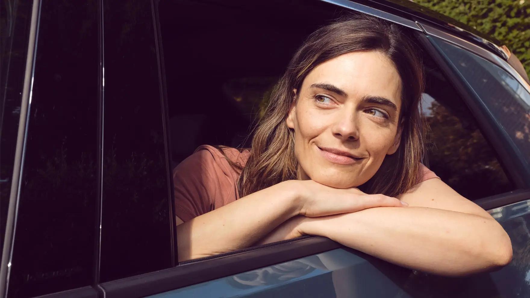 frau-schaut-aus-dem-autofenster