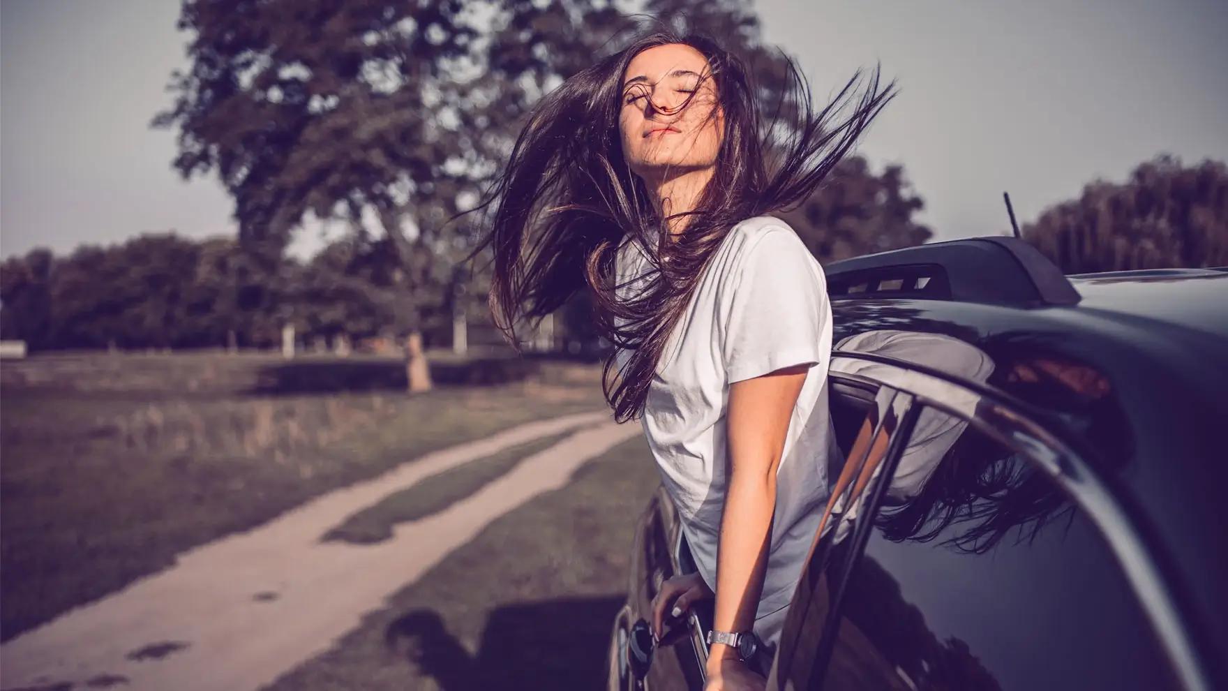 frau-schaut-aus-dem-auto