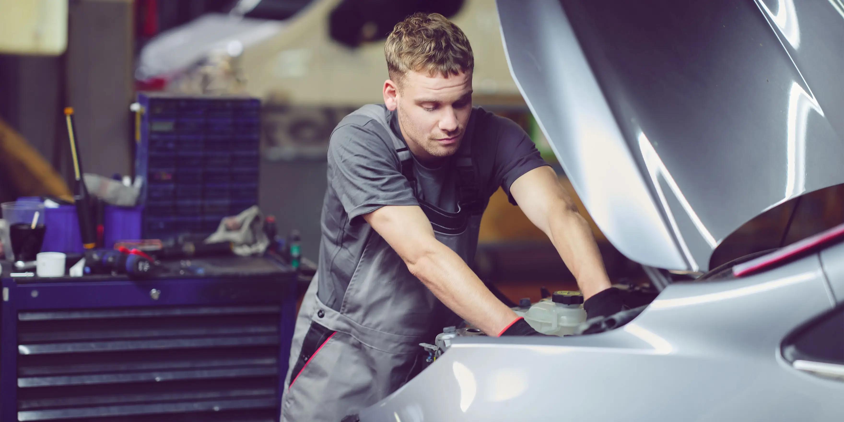kfz-mechaniker-arbeitet-am-auto