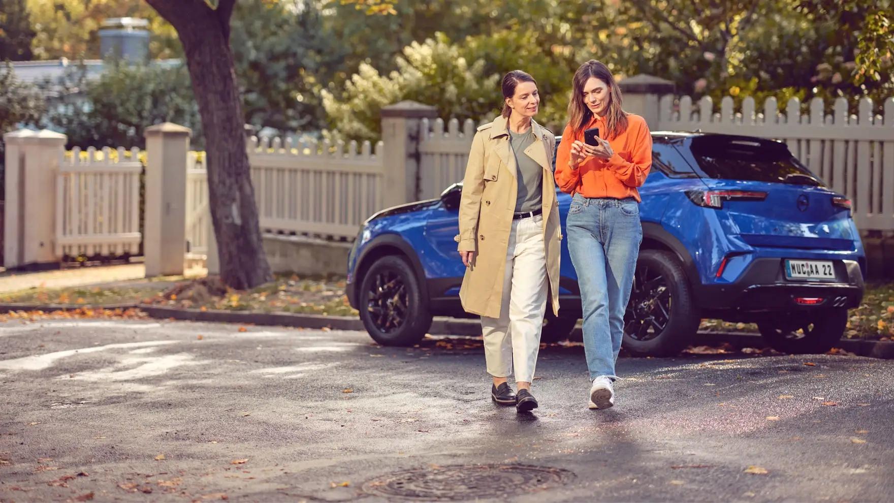 frauen-vor-einem-auto