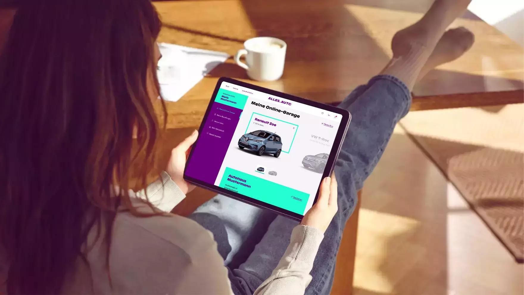 Eine Frau betrachtet auf einem Tablet ihr Auto in der Online-Garage.